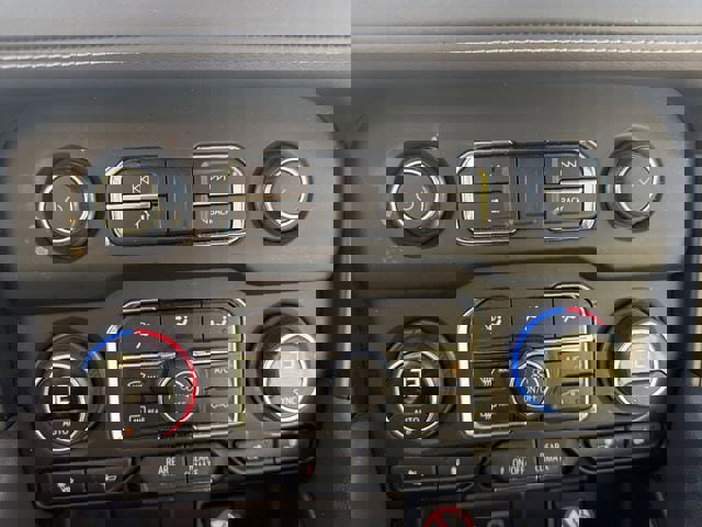 Used 2024 Chevrolet Suburban LT image 24