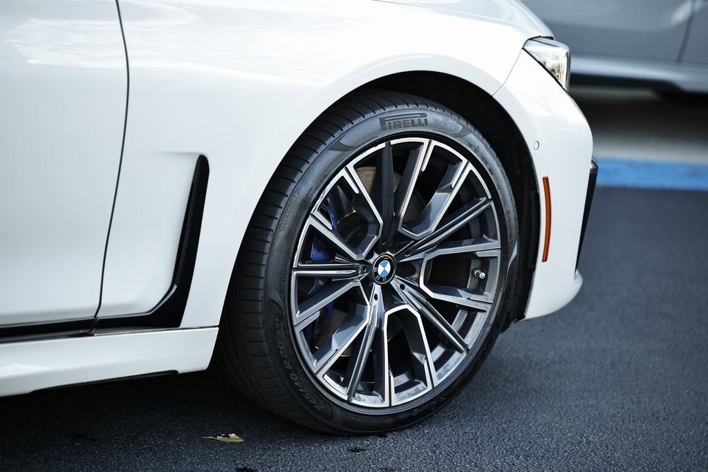 Used 2022 BMW 750i xDrive w/ Luxury Rear Seating Package image 5