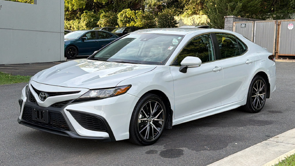 Used 2024 Toyota Camry SE FWD image 2
