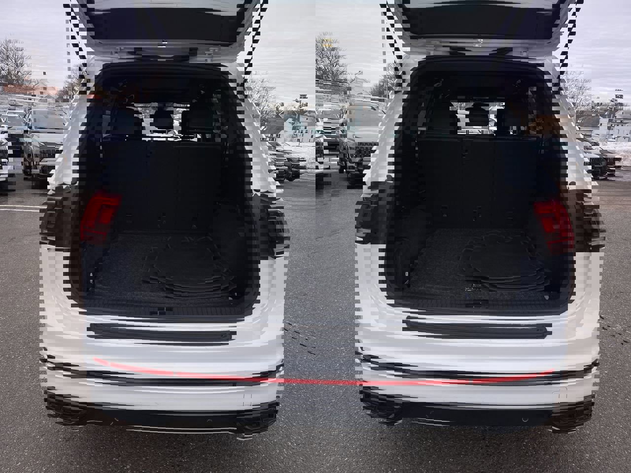 Used 2023 Volkswagen Tiguan SE R-Line image 11