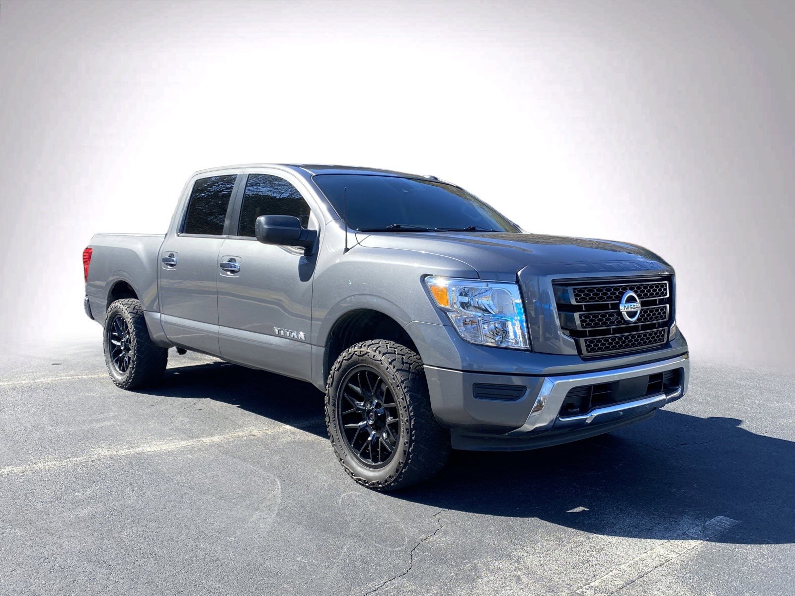Used 2021 Nissan Titan SV image 2