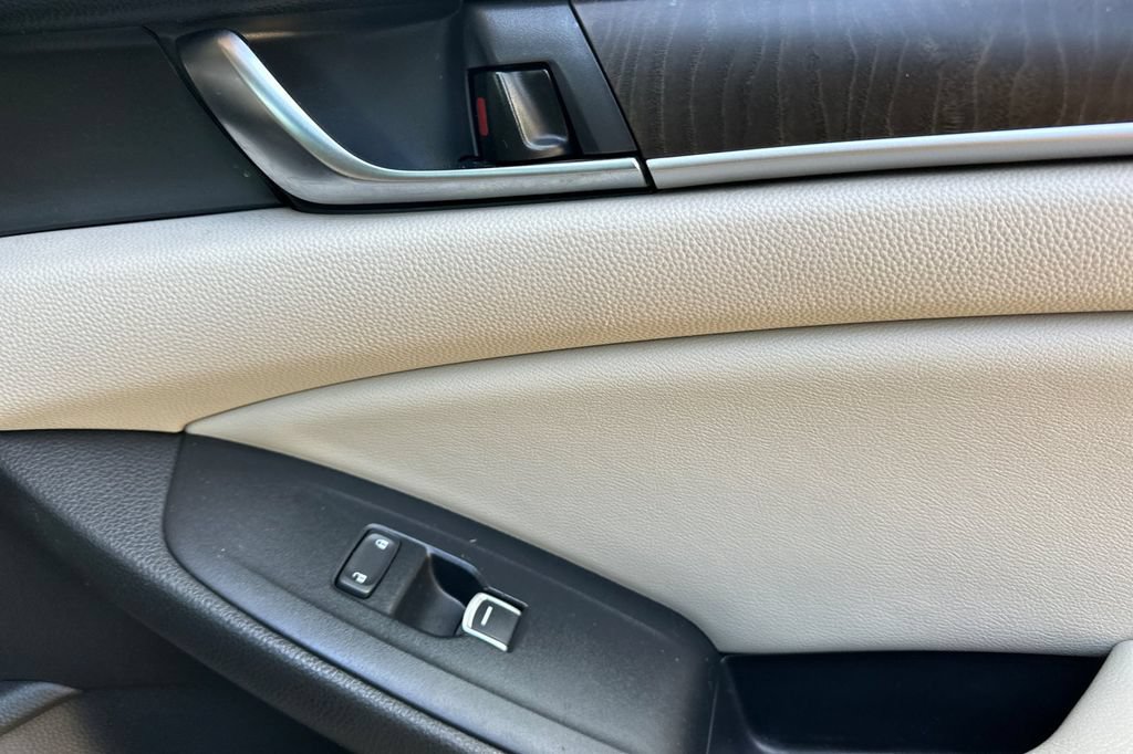Used 2018 Honda Accord EX image 17