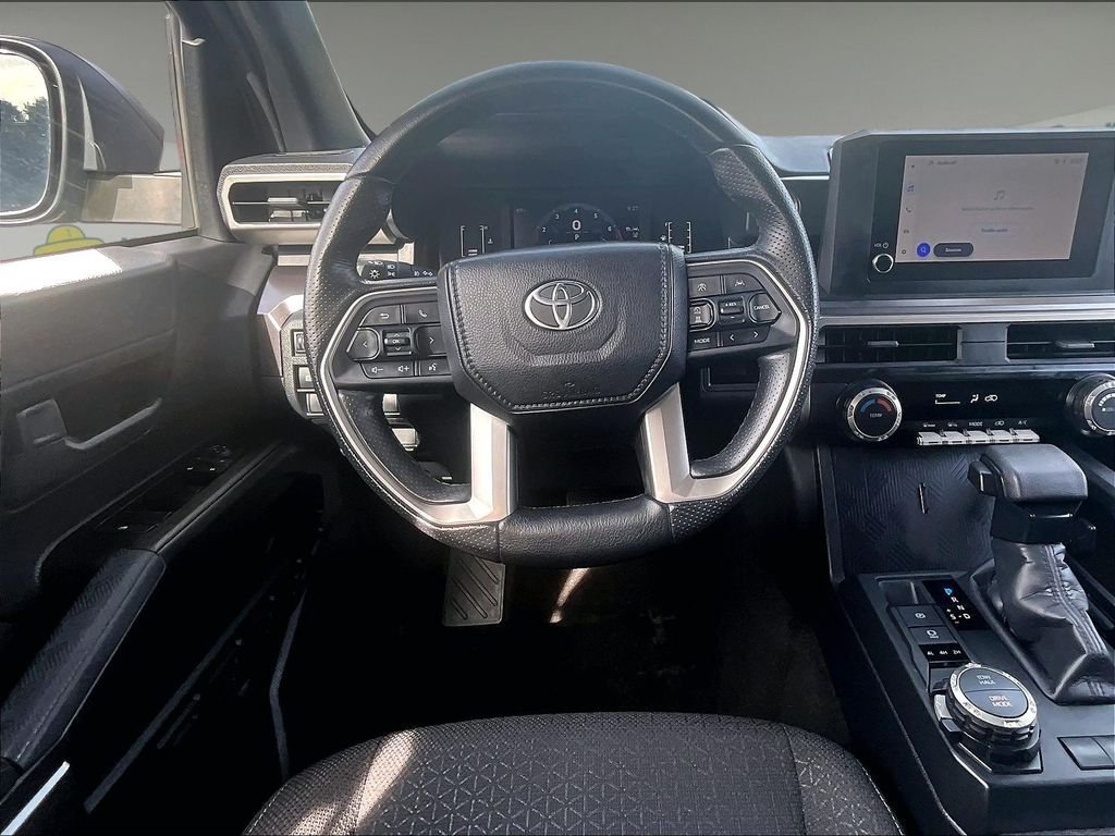 Used 2025 Toyota 4Runner SR5 AWD/4WD image 17