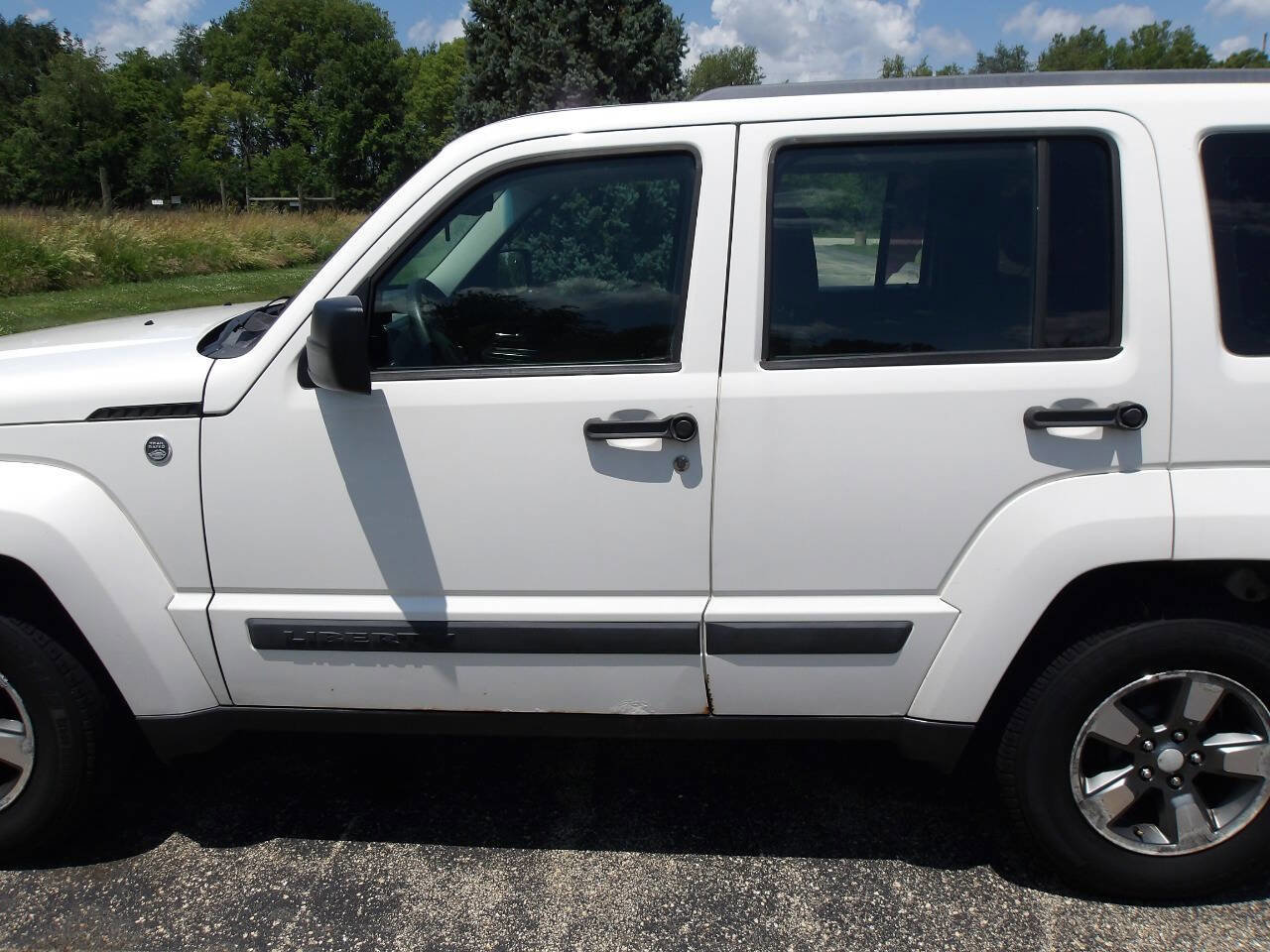 Used 2009 Jeep Liberty Sport image 29