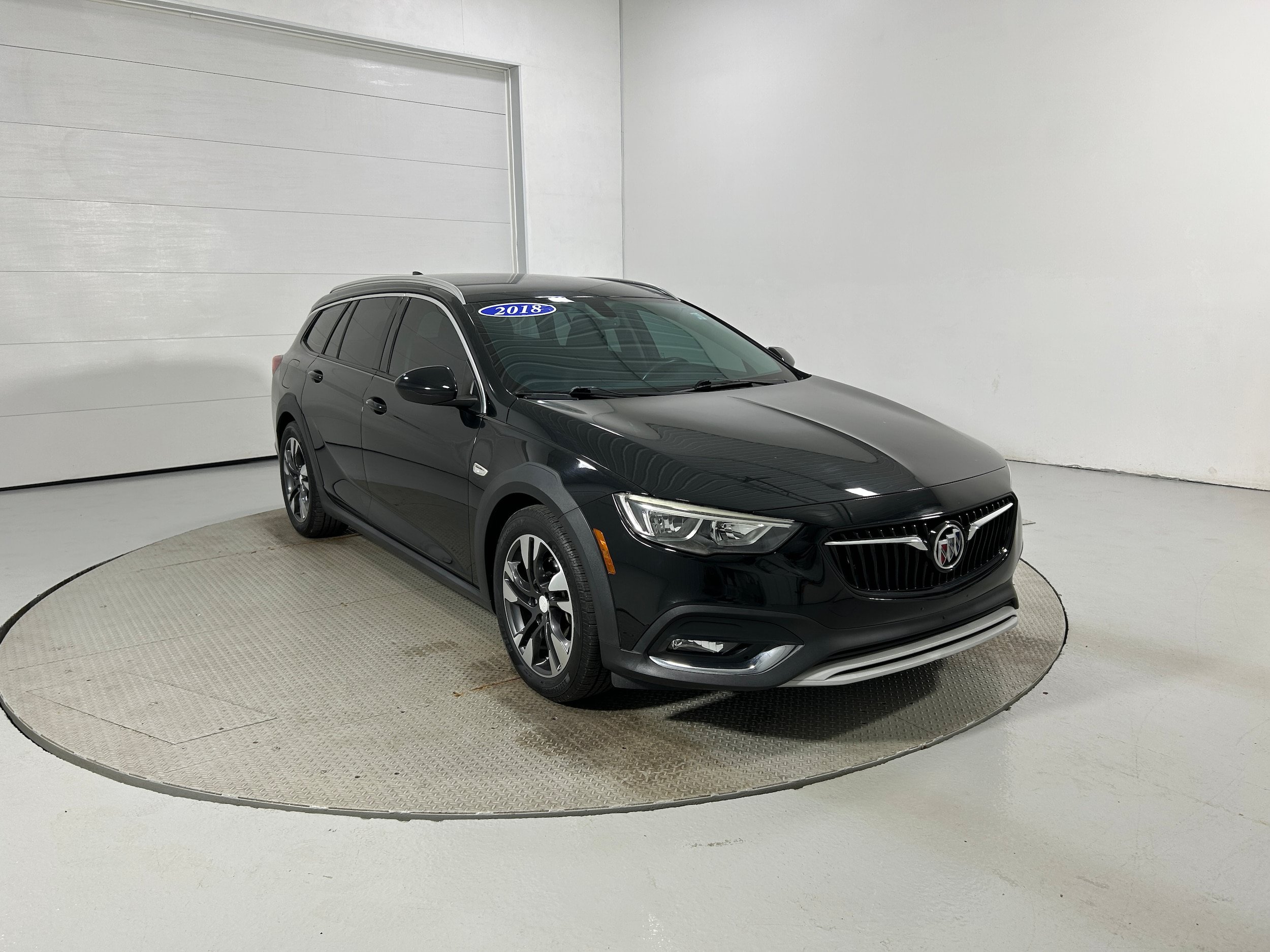 Used 2018 Buick Regal Preferred w/ Sights and Sounds Package AWD/4WD image 2