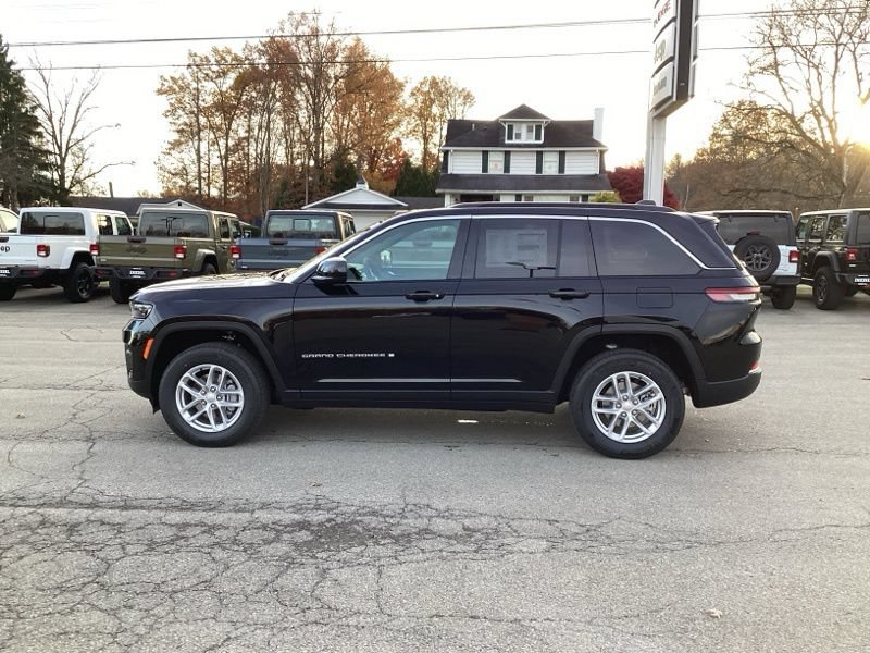 New 2025 Jeep Grand Cherokee Laredo X w/ Luxury Tech Group I AWD/4WD image 4