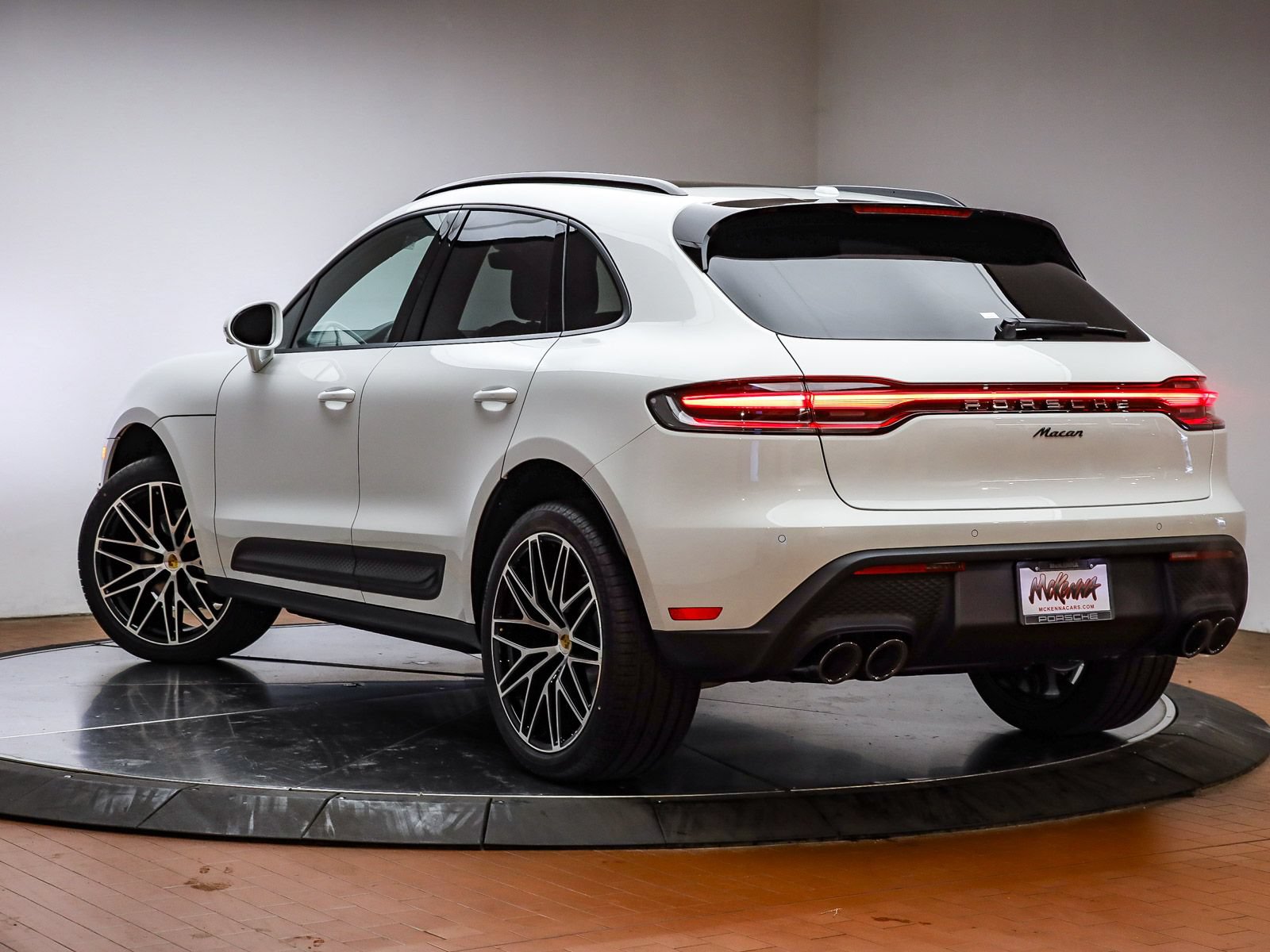 Certified 2026 Porsche Macan AWD/4WD image 3