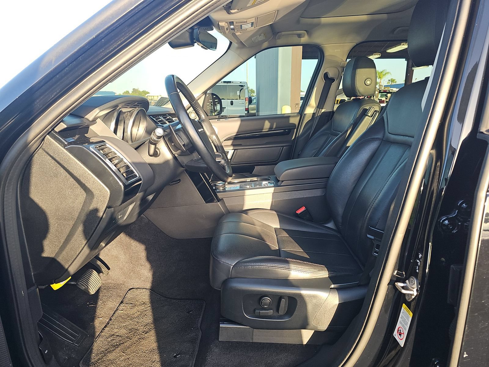 Used 2020 Land Rover Discovery SE AWD/4WD image 4