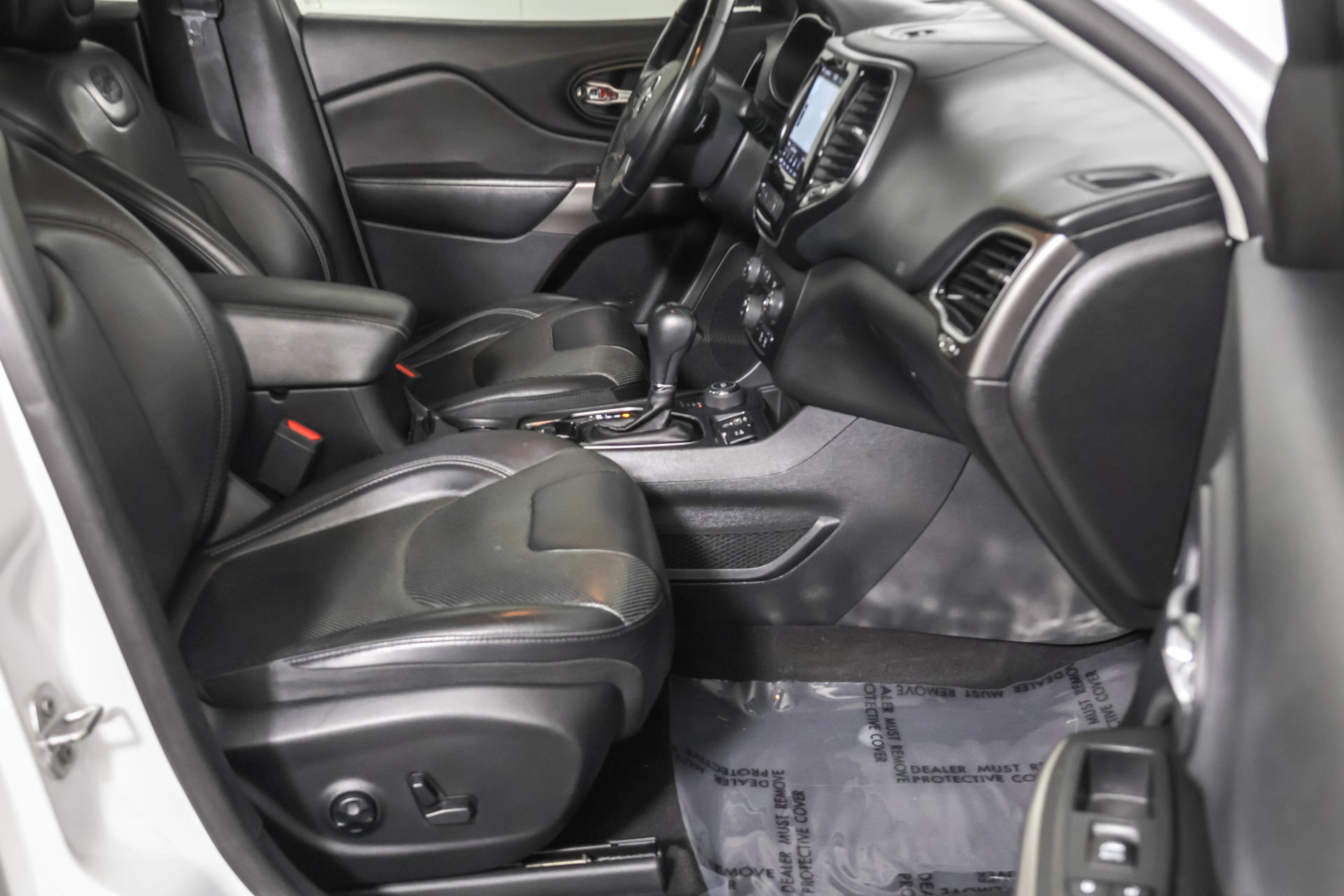 Used 2019 Jeep Cherokee Overland w/ Technology Group AWD/4WD image 46