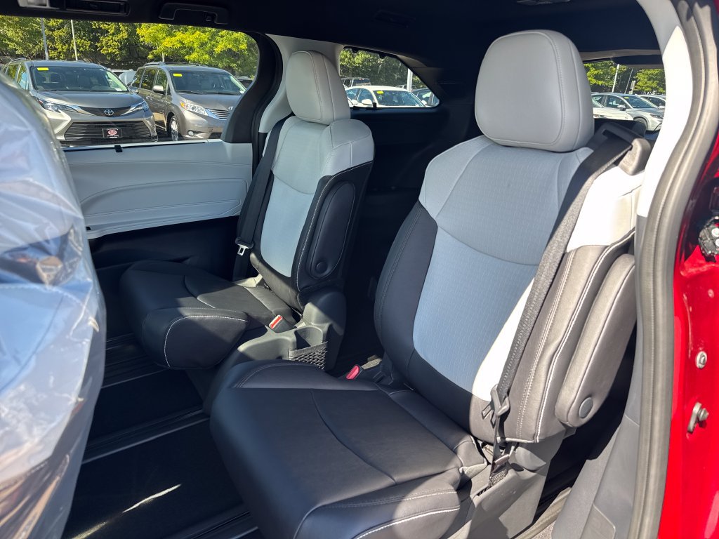 New 2026 Toyota Sienna XSE AWD/4WD image 32