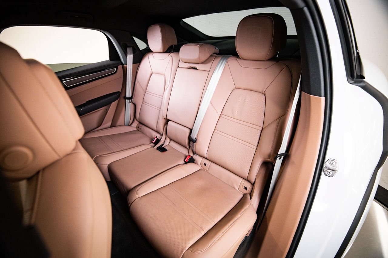 Certified 2023 Porsche Cayenne Platinum Edition AWD/4WD image 24