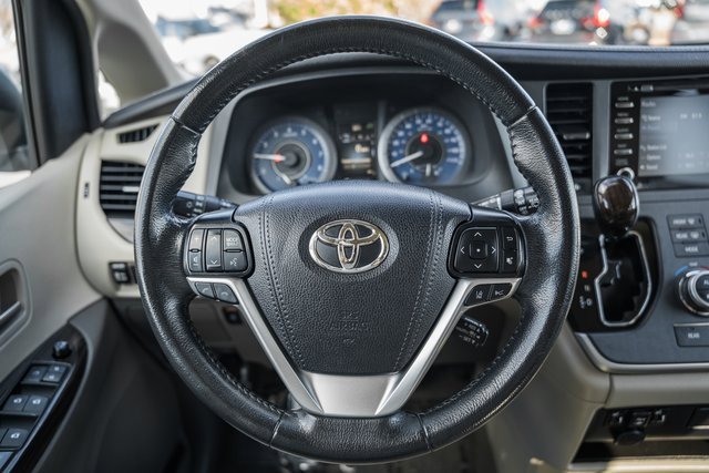 Used 2020 Toyota Sienna XLE image 30