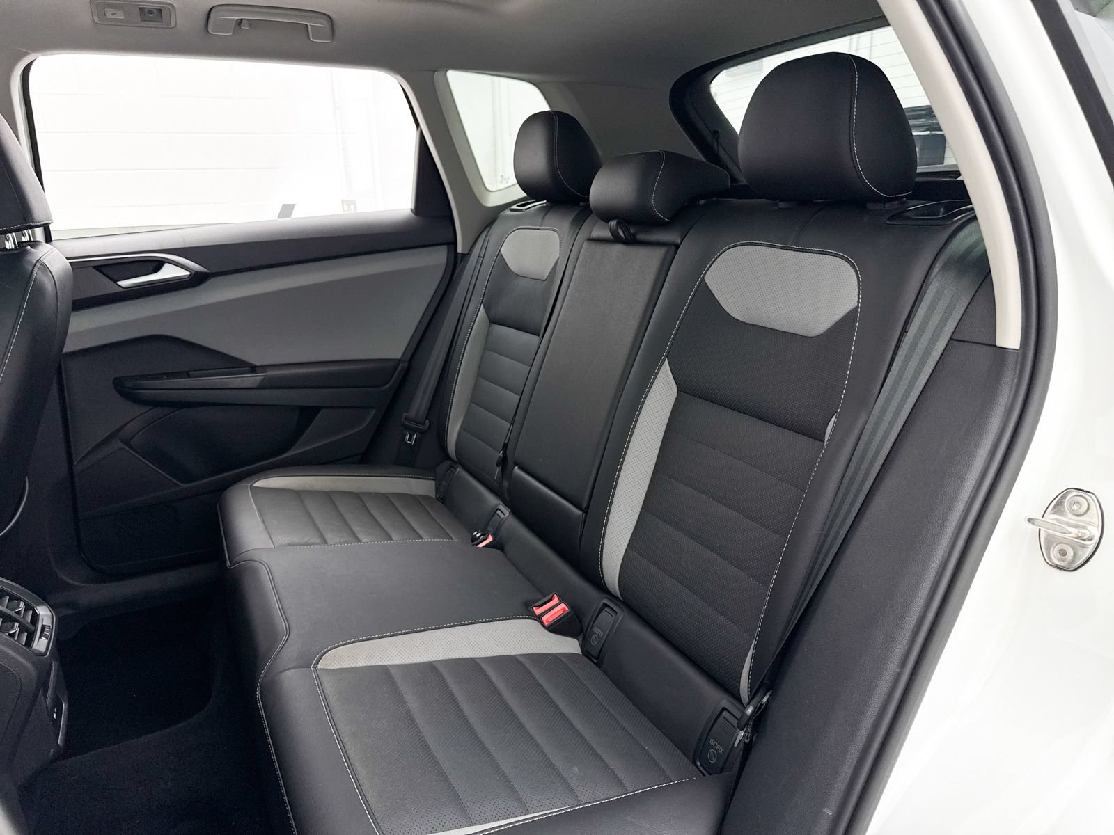 Used 2022 Volkswagen Taos SEL w/ Panoramic Sunroof Package FWD image 27