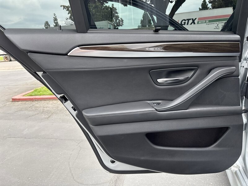 Used 2015 BMW 550i Sedan RWD image 29