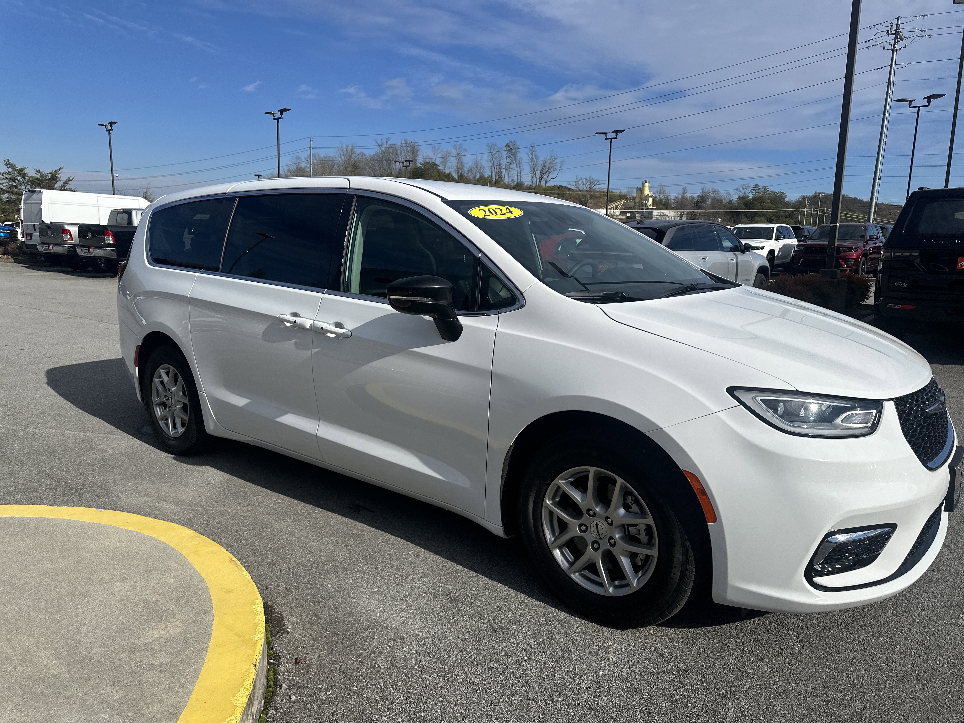 Used 2024 Chrysler Pacifica Touring-L image 5