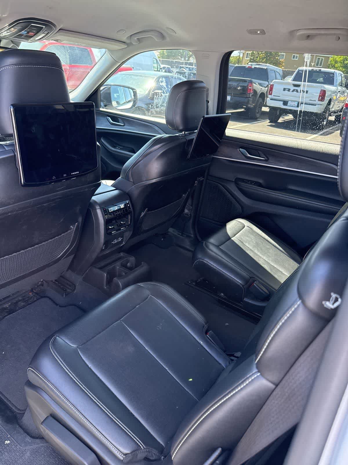 Used 2023 Jeep Grand Cherokee L Limited w/ Luxury Tech Group II AWD/4WD image 6