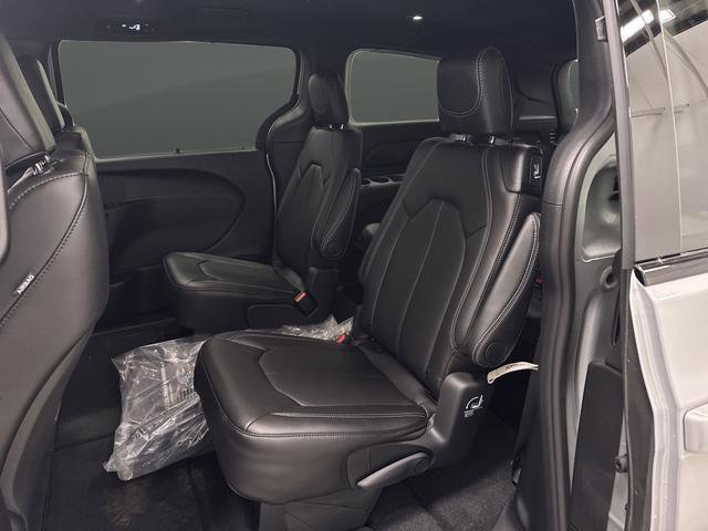 New 2026 Chrysler Pacifica Select w/ S Appearance Package image 28