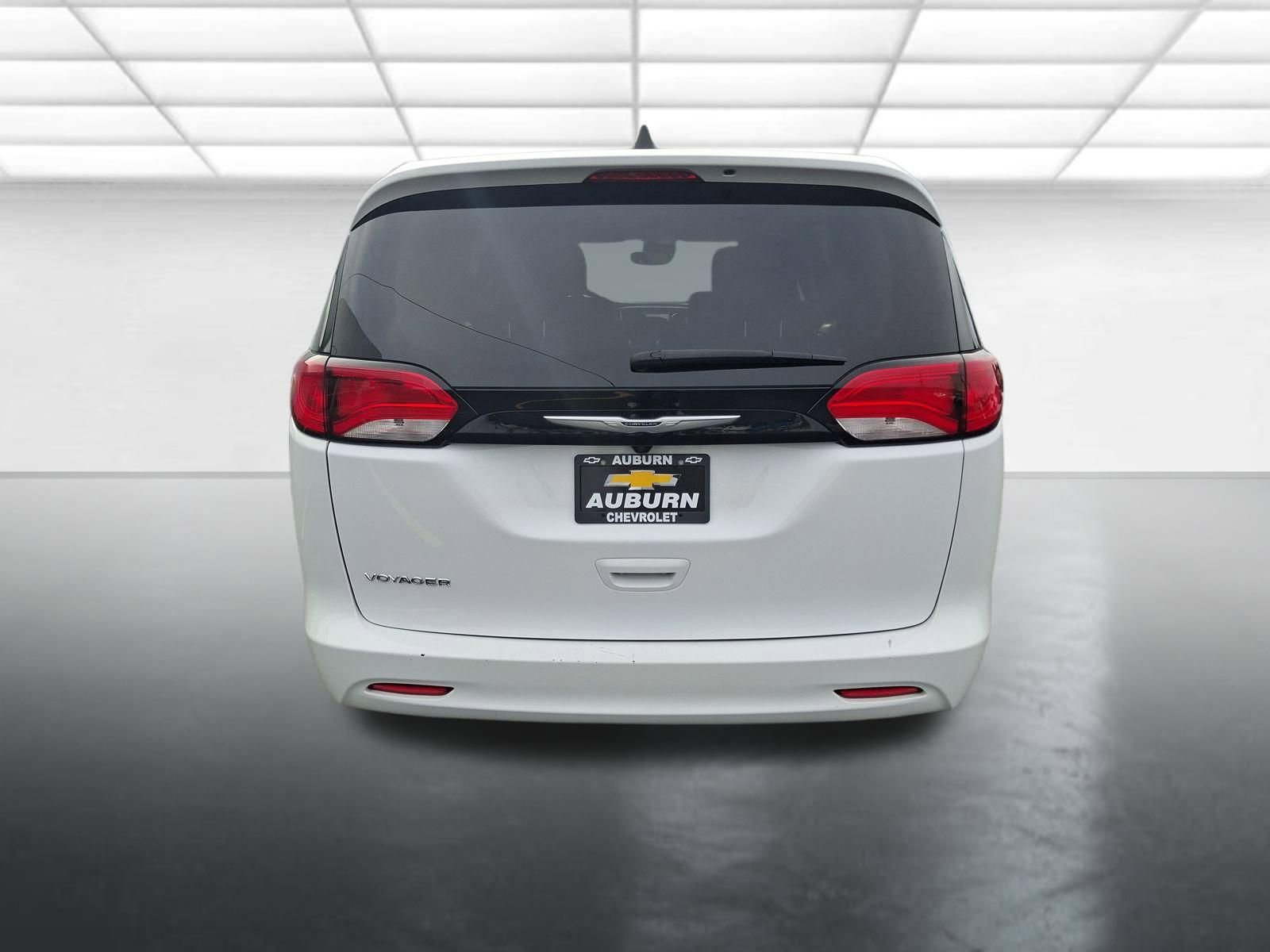 Used 2024 Chrysler Voyager LX image 4