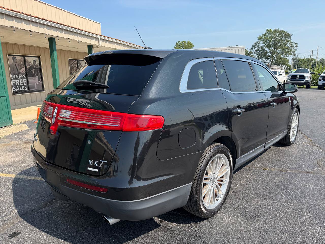 Used 2014 Lincoln MKT AWD image 3