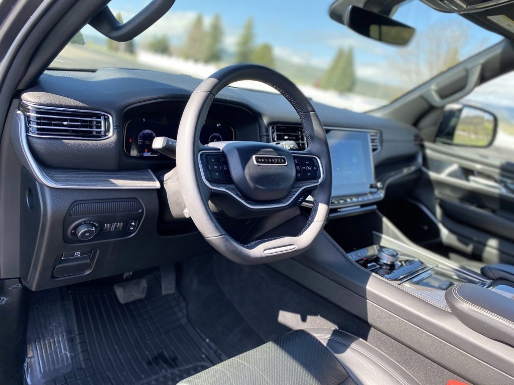 Used 2022 Jeep Wagoneer Series III AWD/4WD image 28