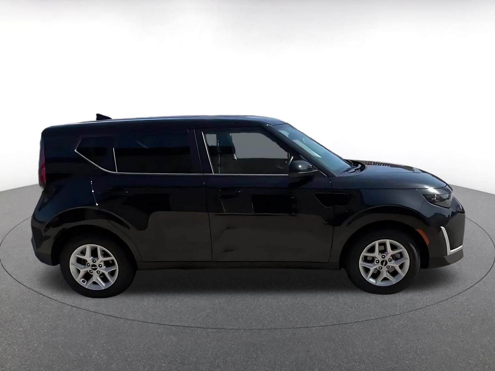 Used 2025 Kia Soul LX w/ LX Technology Package FWD image 15