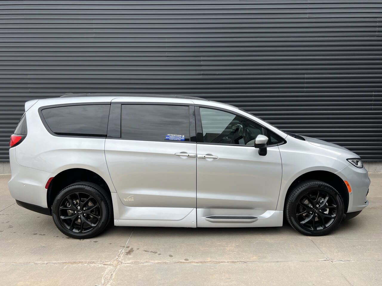 Used 2023 Chrysler Pacifica Touring-L w/ Uconnect Theater Family Group image 14