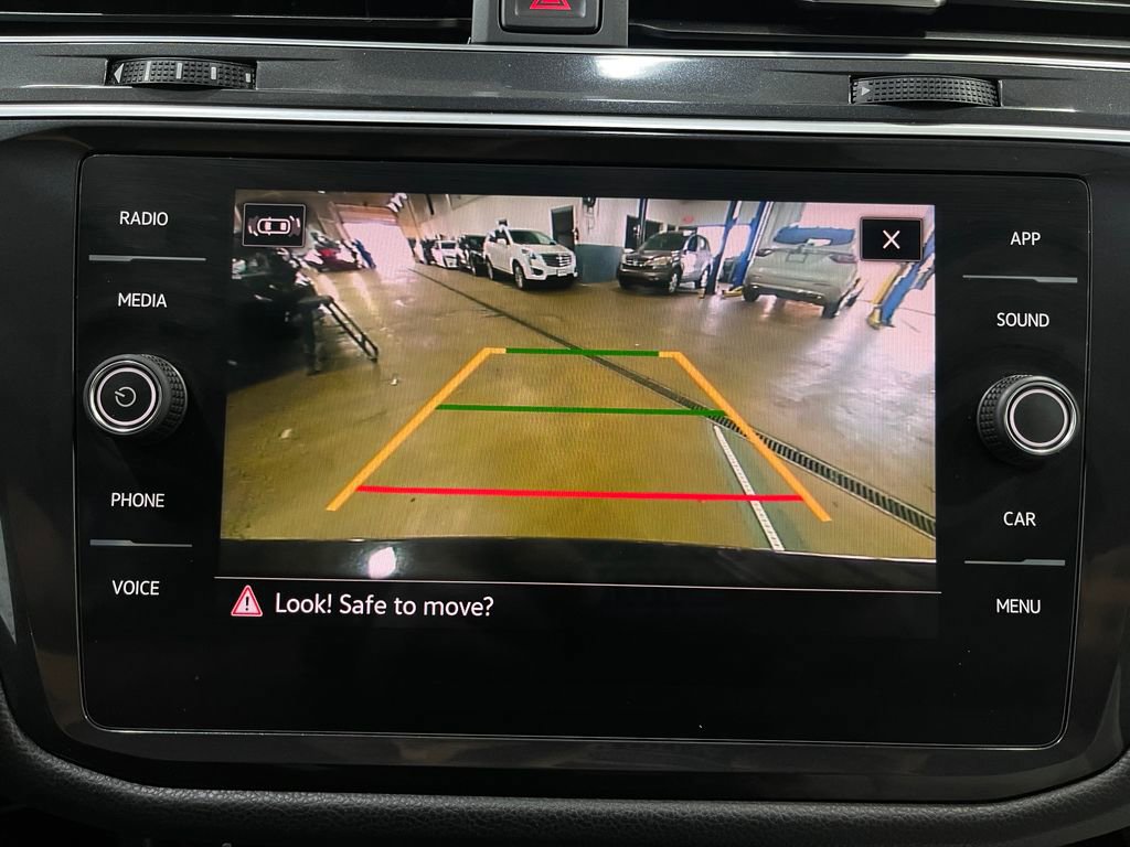 Used 2021 Volkswagen Tiguan SE w/ Panoramic Sunroof Package image 9