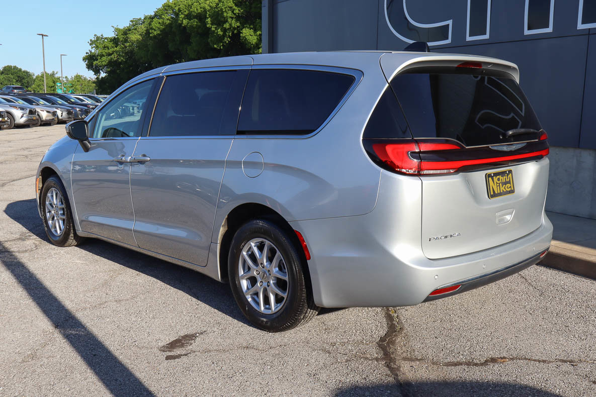 Used 2023 Chrysler Pacifica Touring-L FWD image 6