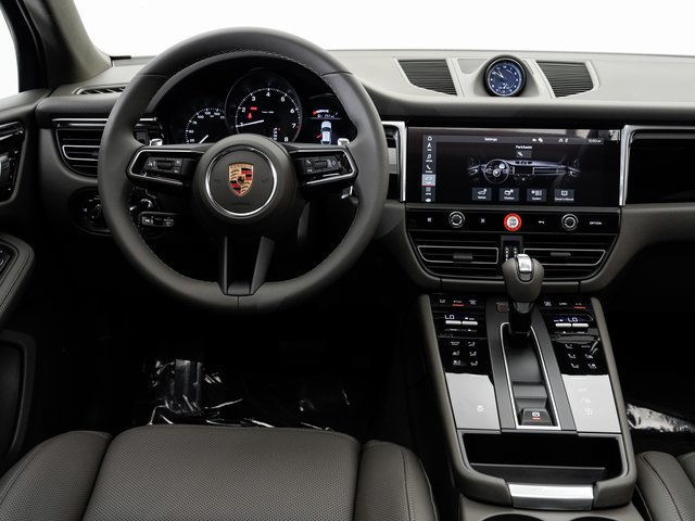 Certified 2025 Porsche Macan AWD/4WD image 16