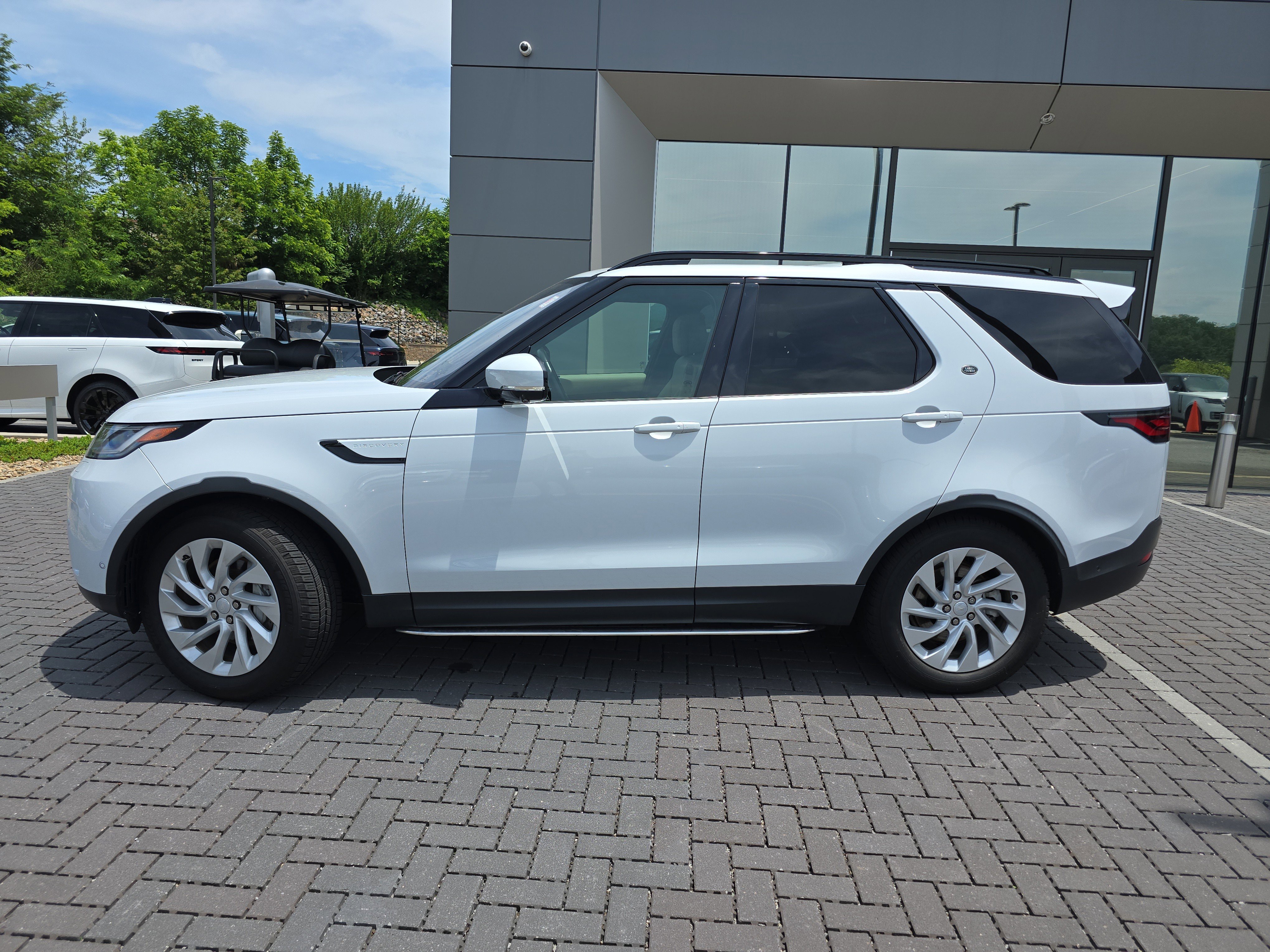Used 2022 Land Rover Discovery S AWD/4WD image 8