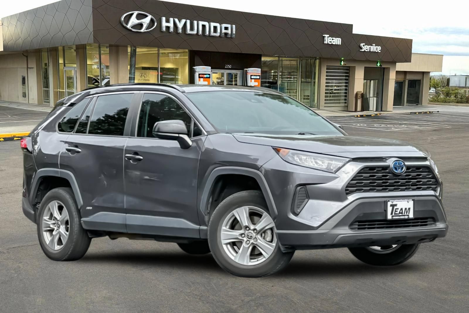 Used 2022 Toyota RAV4 LE AWD/4WD image 2