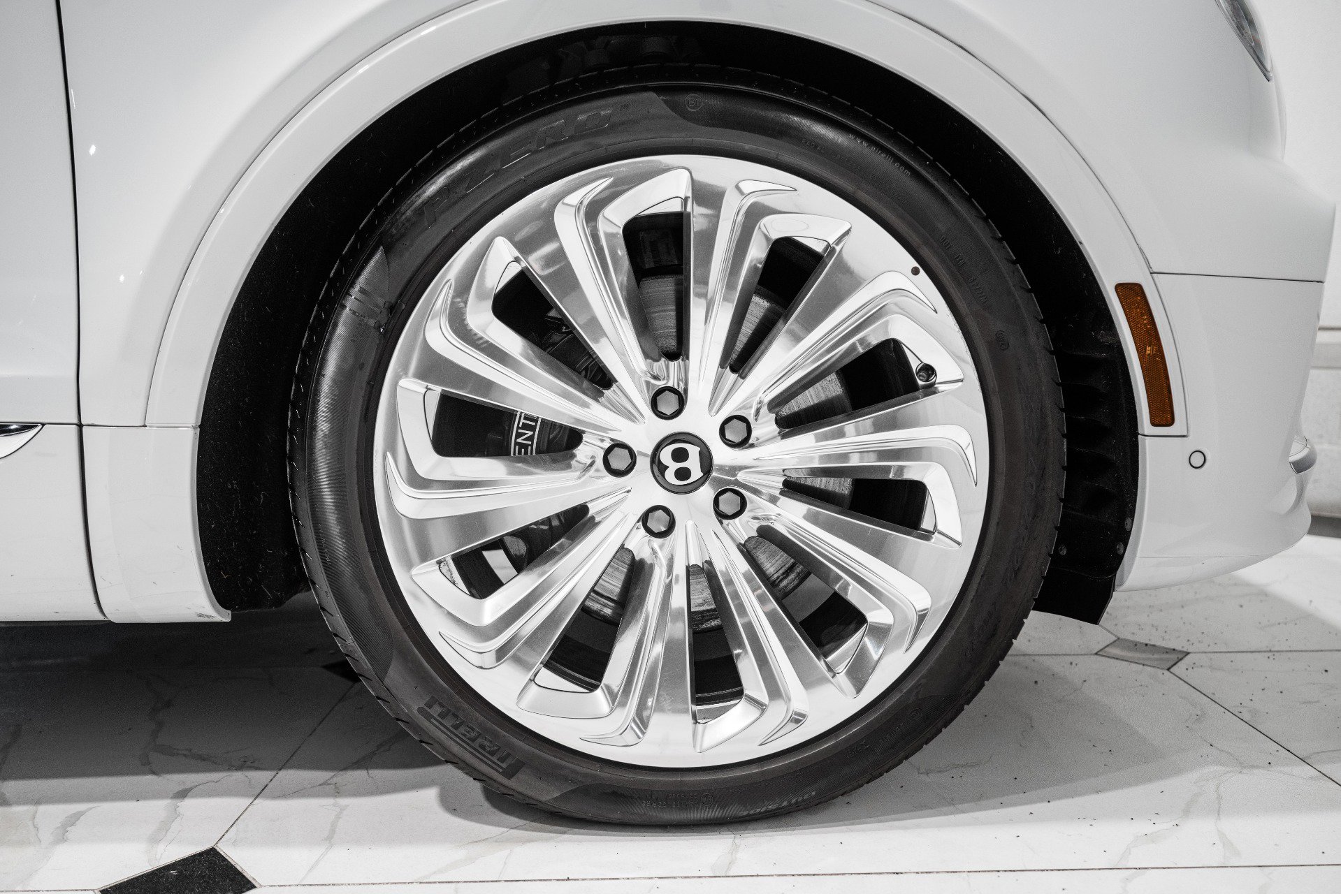 Used 2023 Bentley Bentayga image 17