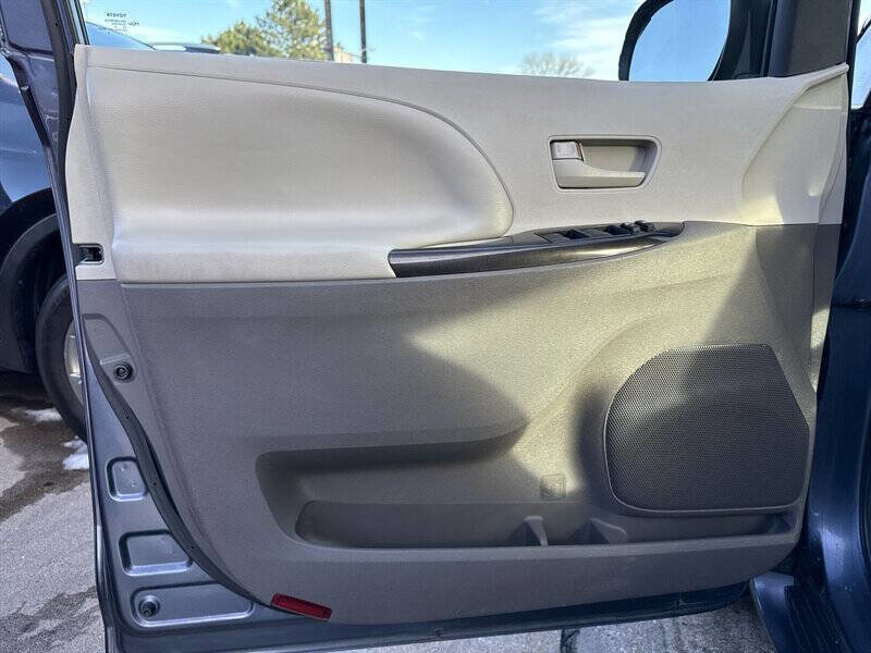 Used 2014 Toyota Sienna L image 15
