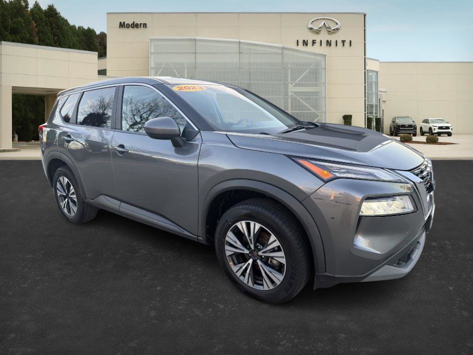 Used 2023 Nissan Rogue SV image 3