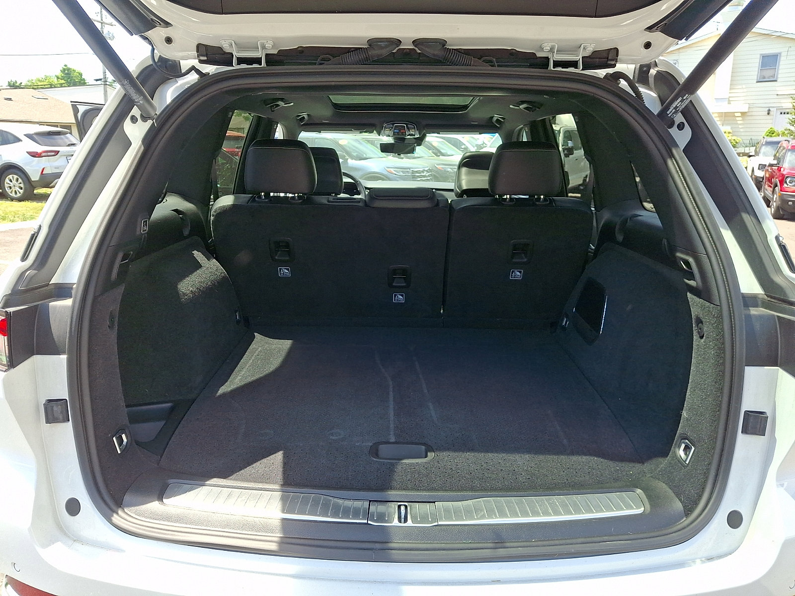 Used 2022 Jeep Grand Cherokee Overland w/ Luxury Tech Group IV AWD/4WD image 30