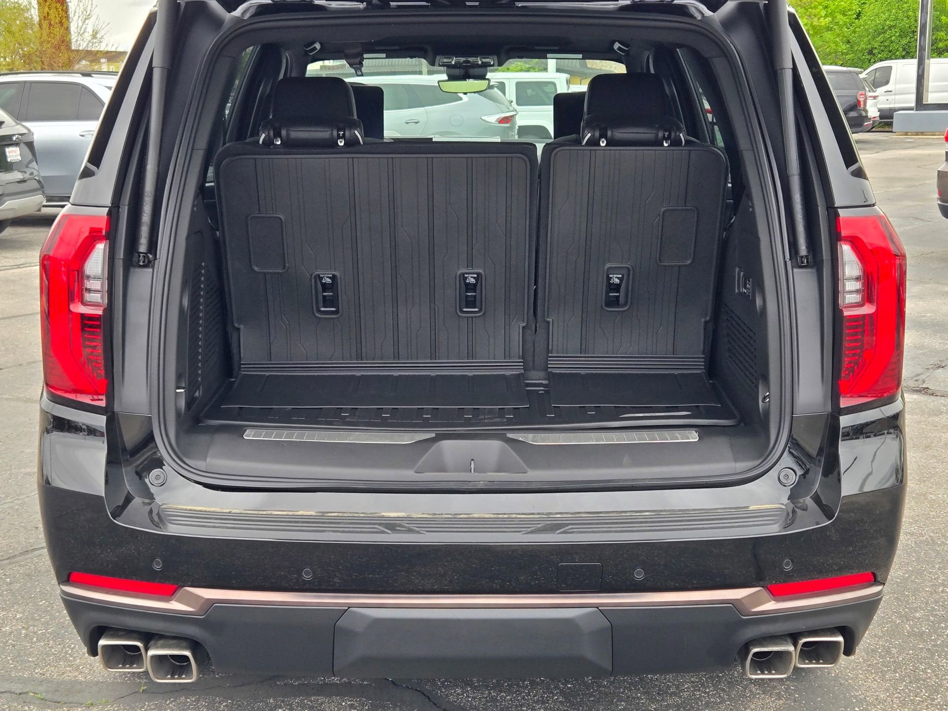 New 2026 GMC Yukon AT4 Ultimate w/ LPO, Floor Liner Package AWD/4WD image 31