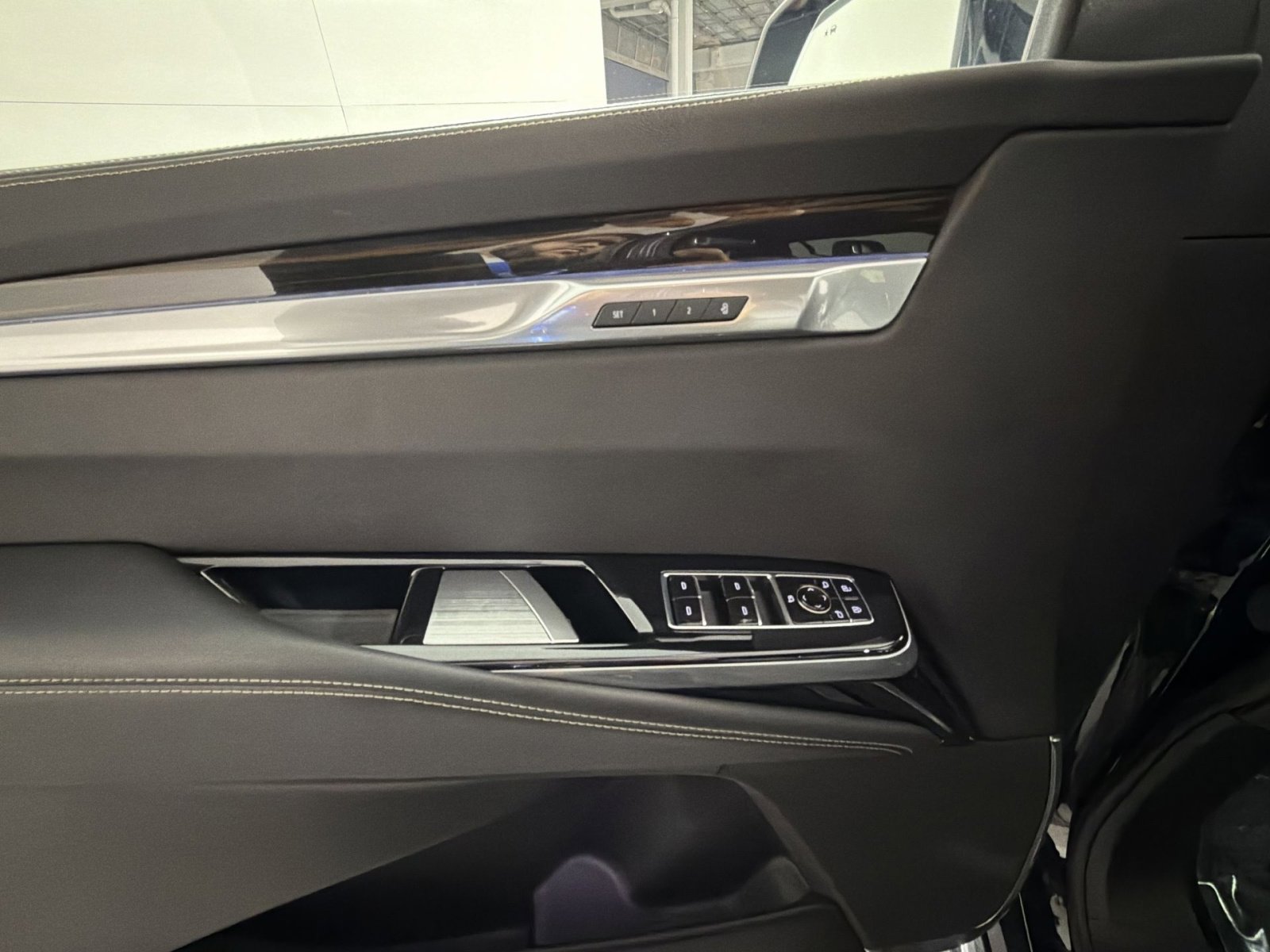 Used 2025 Cadillac Escalade ESV Luxury image 15