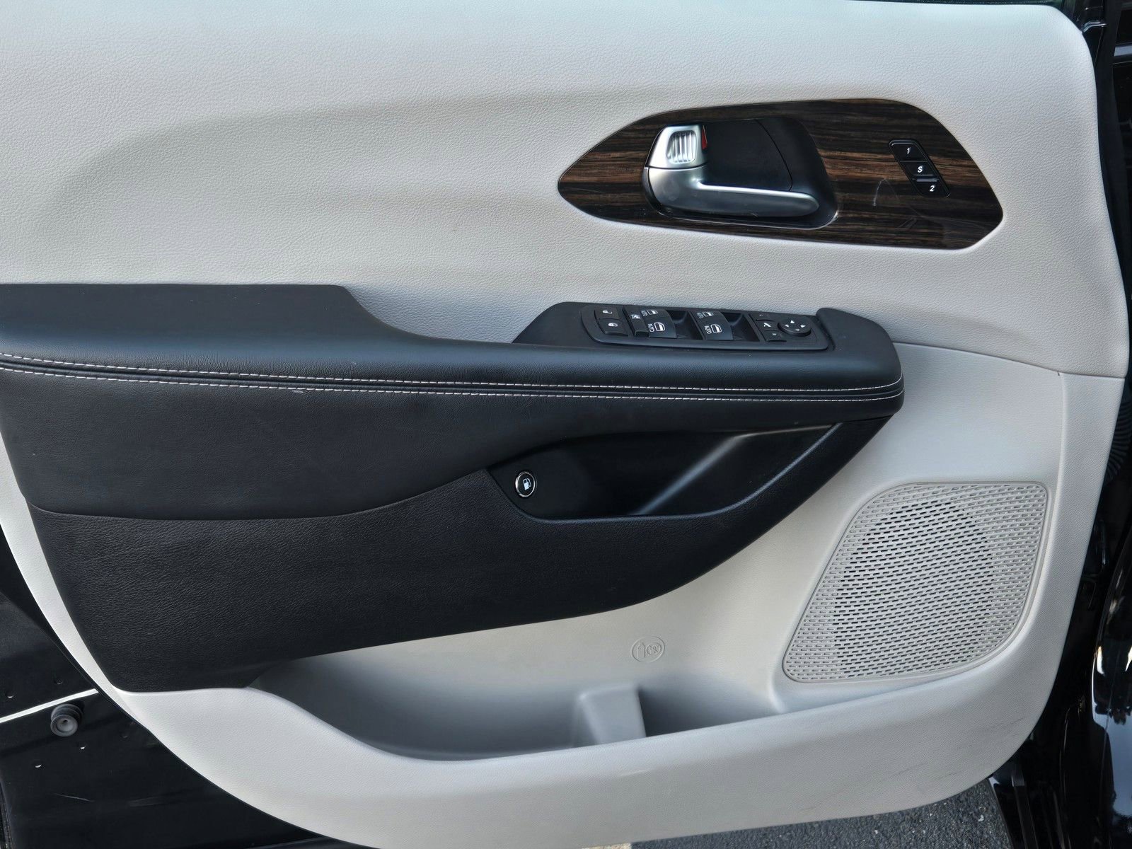 Used 2023 Chrysler Pacifica Limited FWD image 9