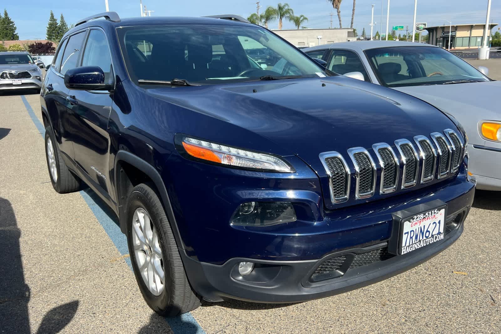 Used 2015 Jeep Cherokee Latitude w/ Comfort/Convenience Group AWD/4WD image 3