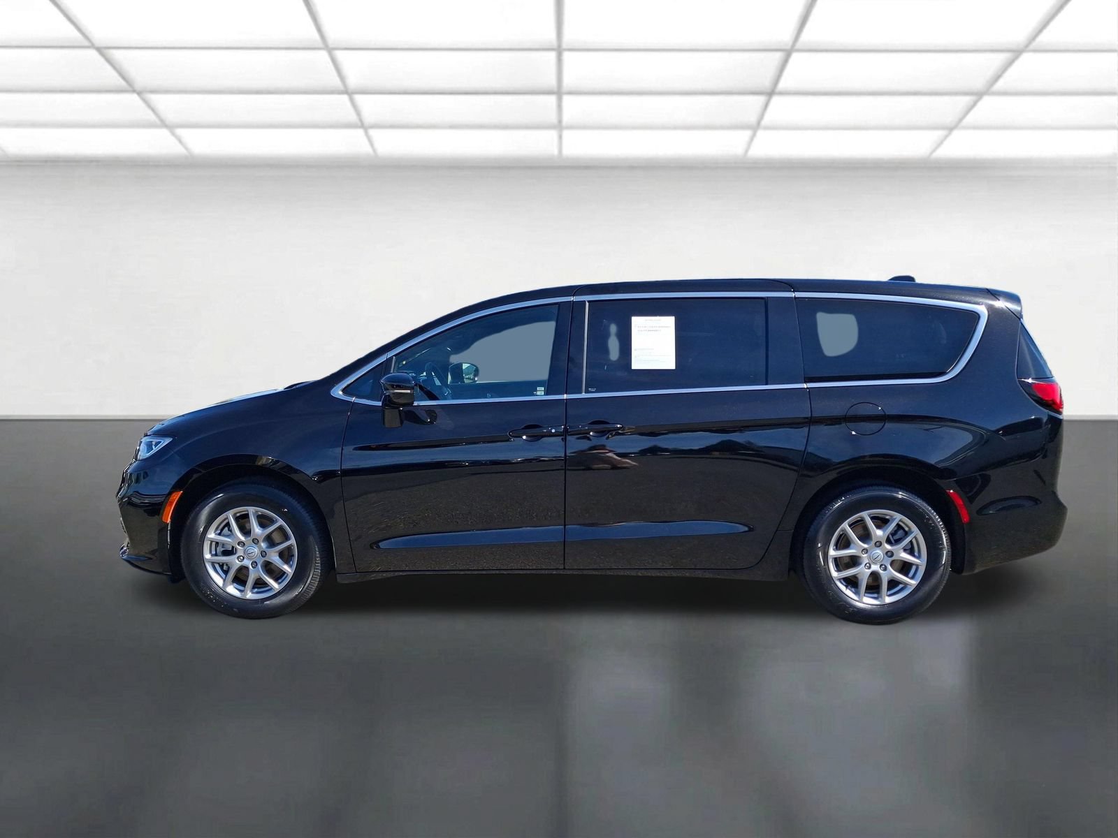 Certified 2025 Chrysler Pacifica Select FWD image 8