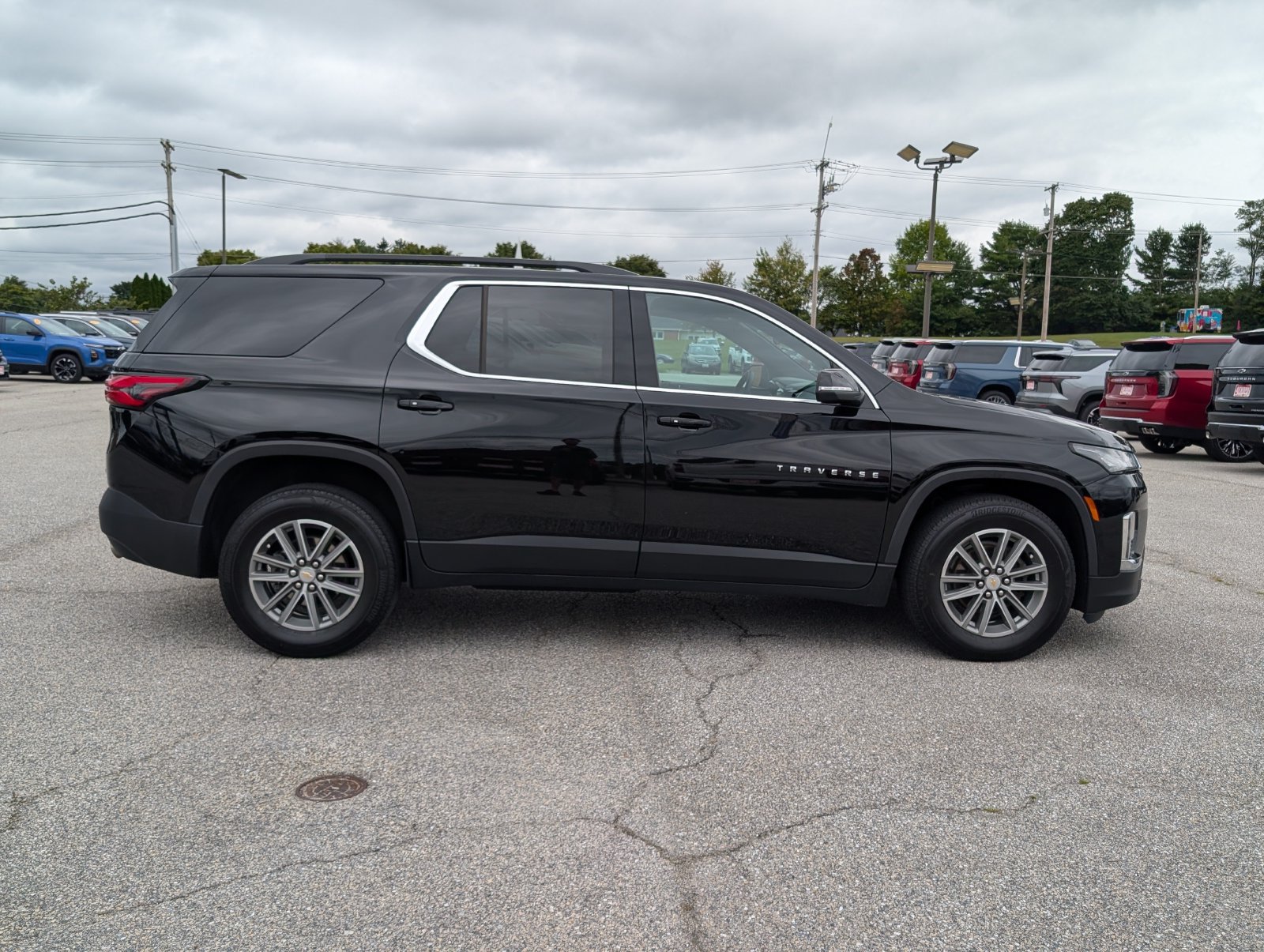 Used 2023 Chevrolet Traverse LT AWD/4WD image 2