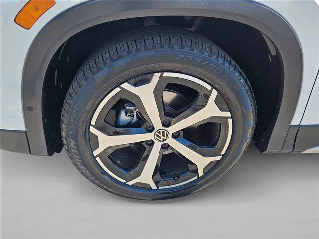 Certified 2025 Volkswagen Tiguan SE FWD image 22