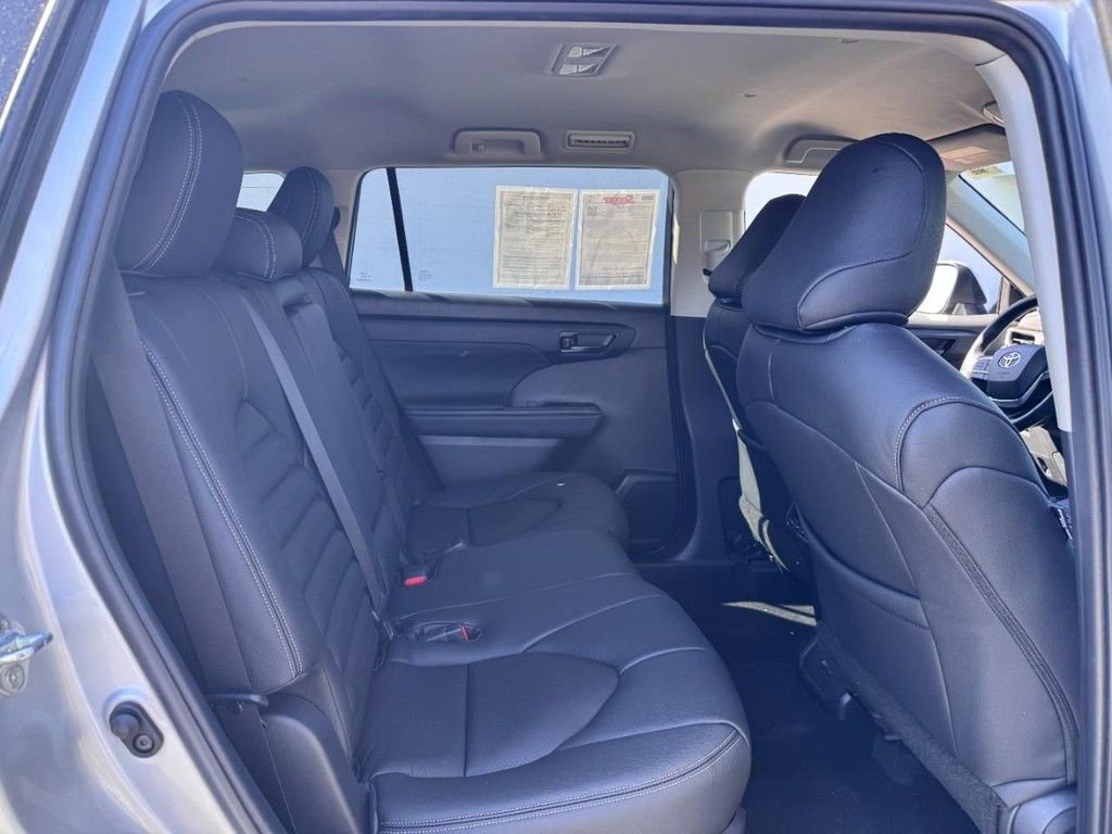 Used 2023 Toyota Highlander LE image 12