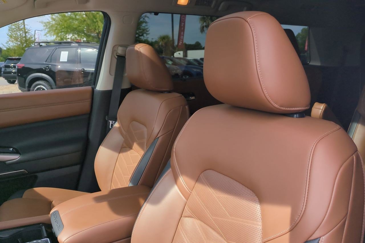 Certified 2025 Nissan Pathfinder Platinum AWD/4WD image 16