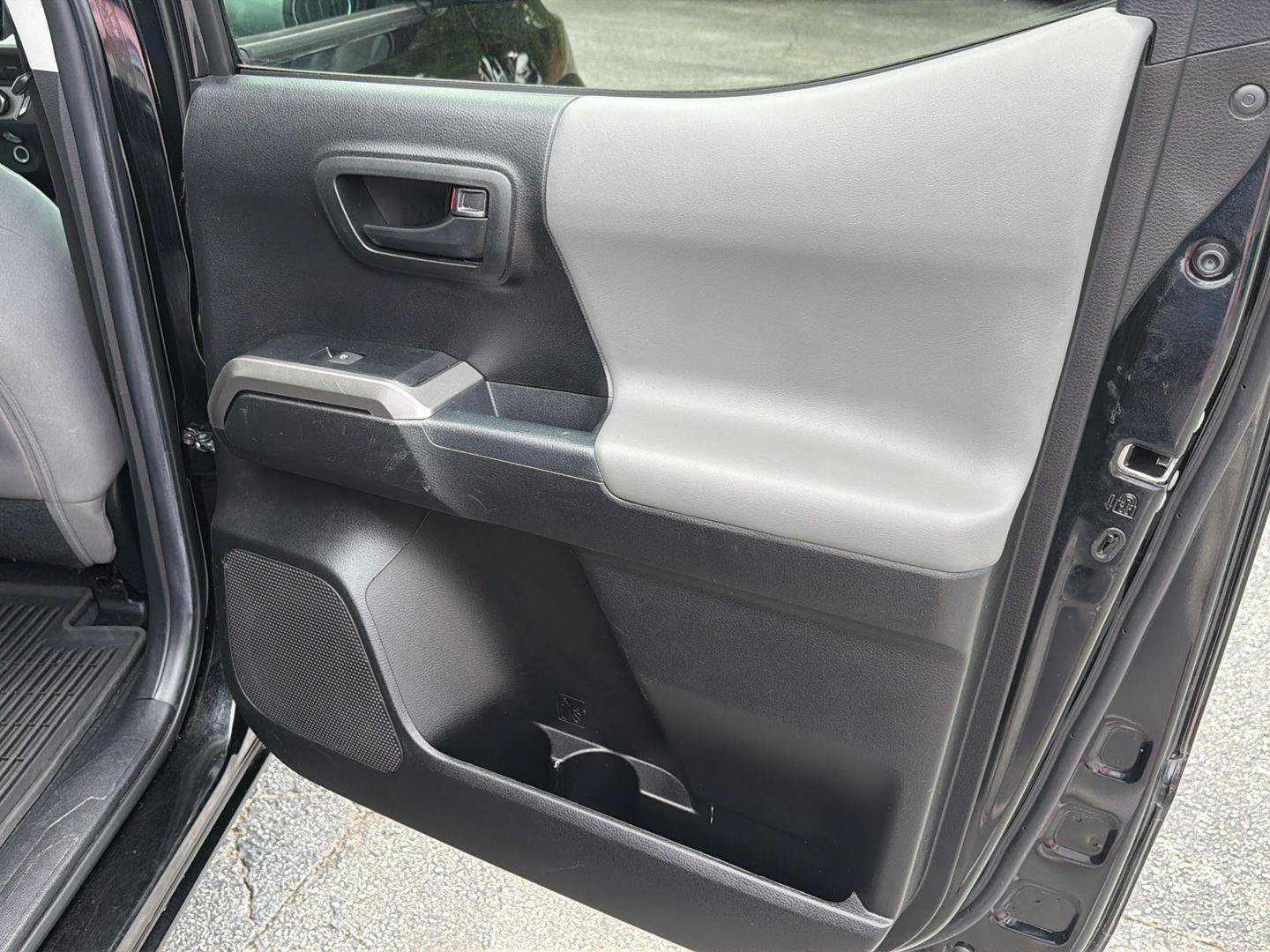 Used 2022 Toyota Tacoma SR5 RWD image 15
