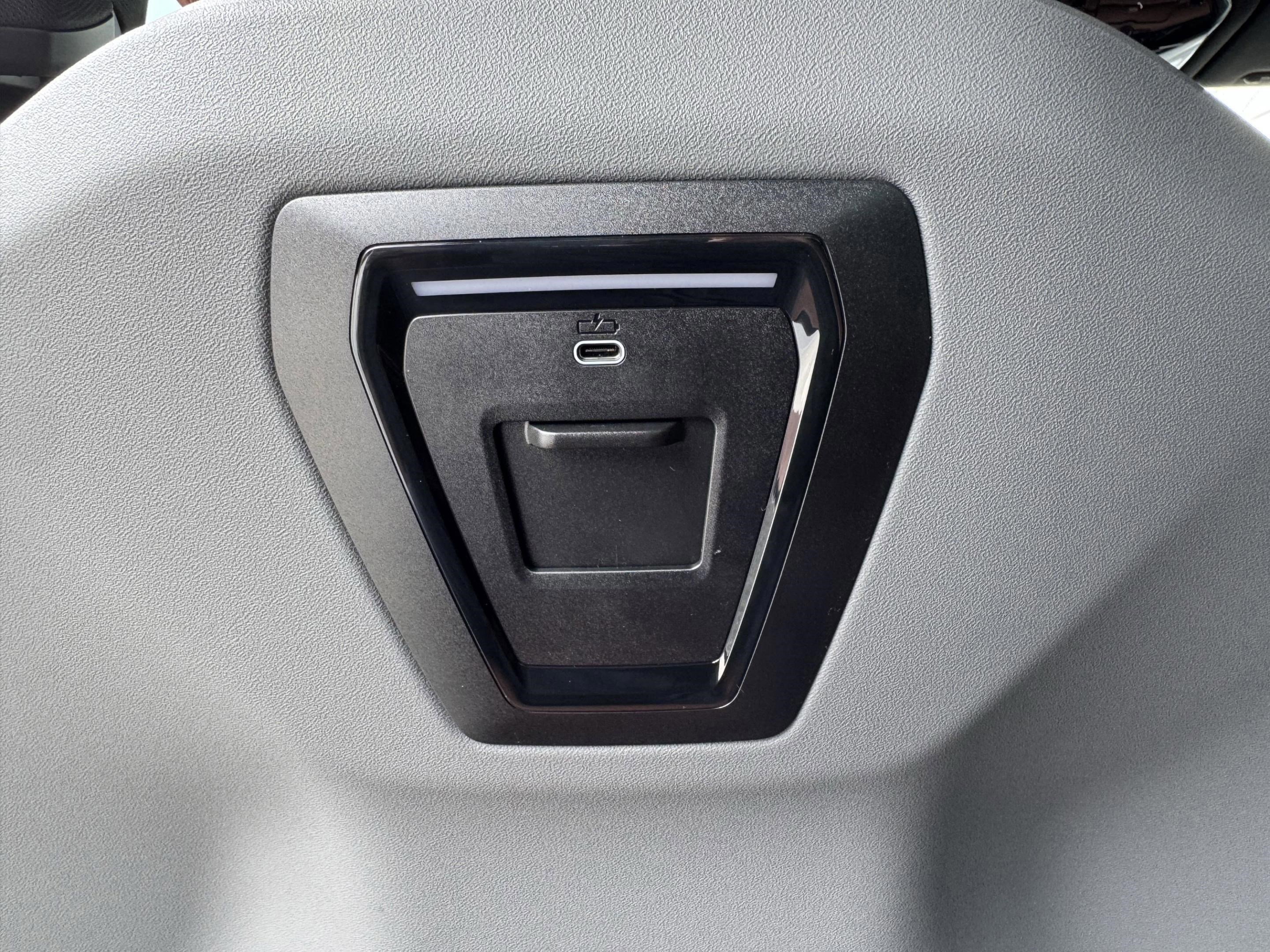 Used 2025 BMW 550e xDrive w/ Premium Package image 33