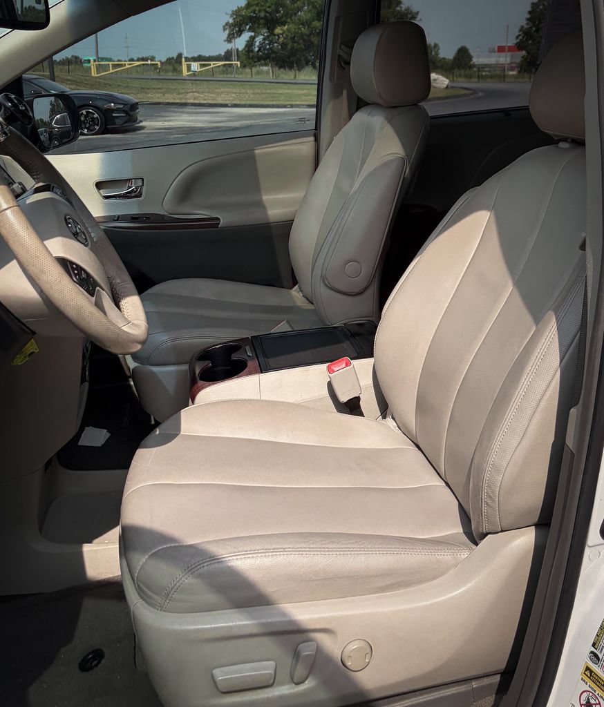 Used 2014 Toyota Sienna XLE FWD image 23