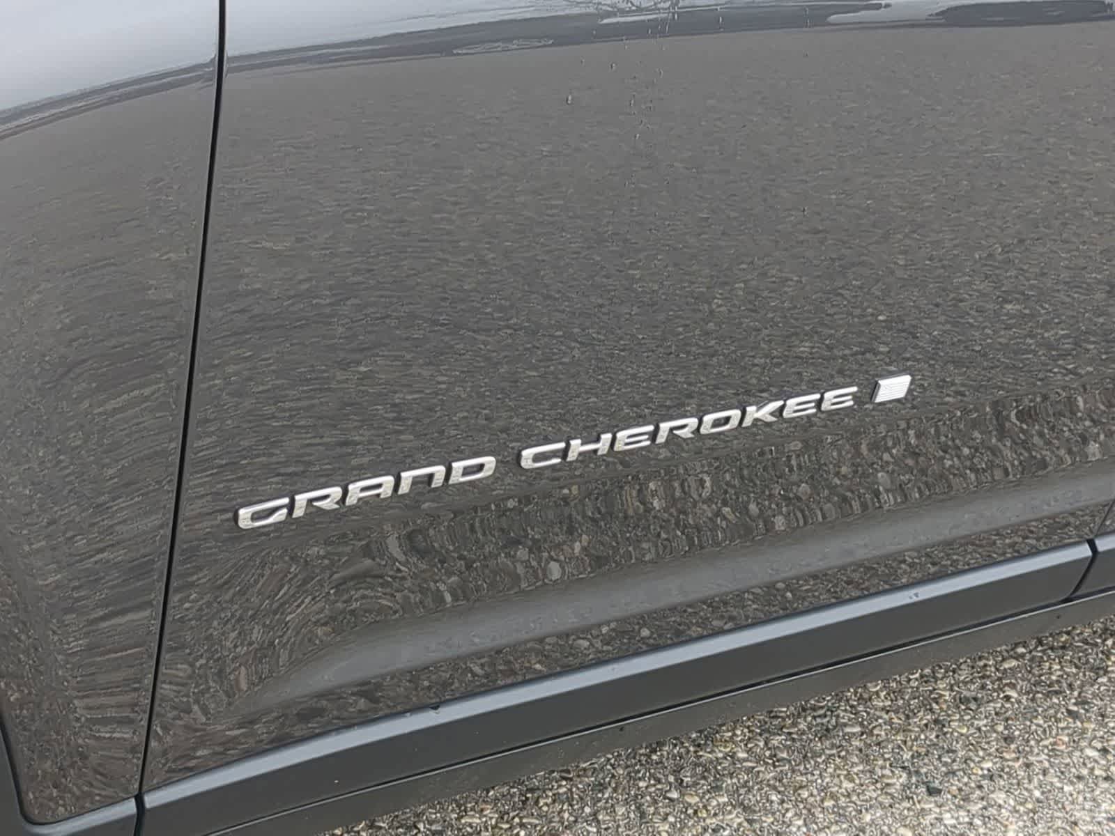 Used 2023 Jeep Grand Cherokee Limited image 13