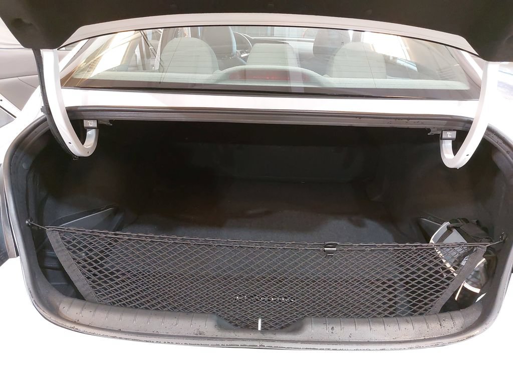 Used 2025 Hyundai Elantra Hybrid FWD image 13