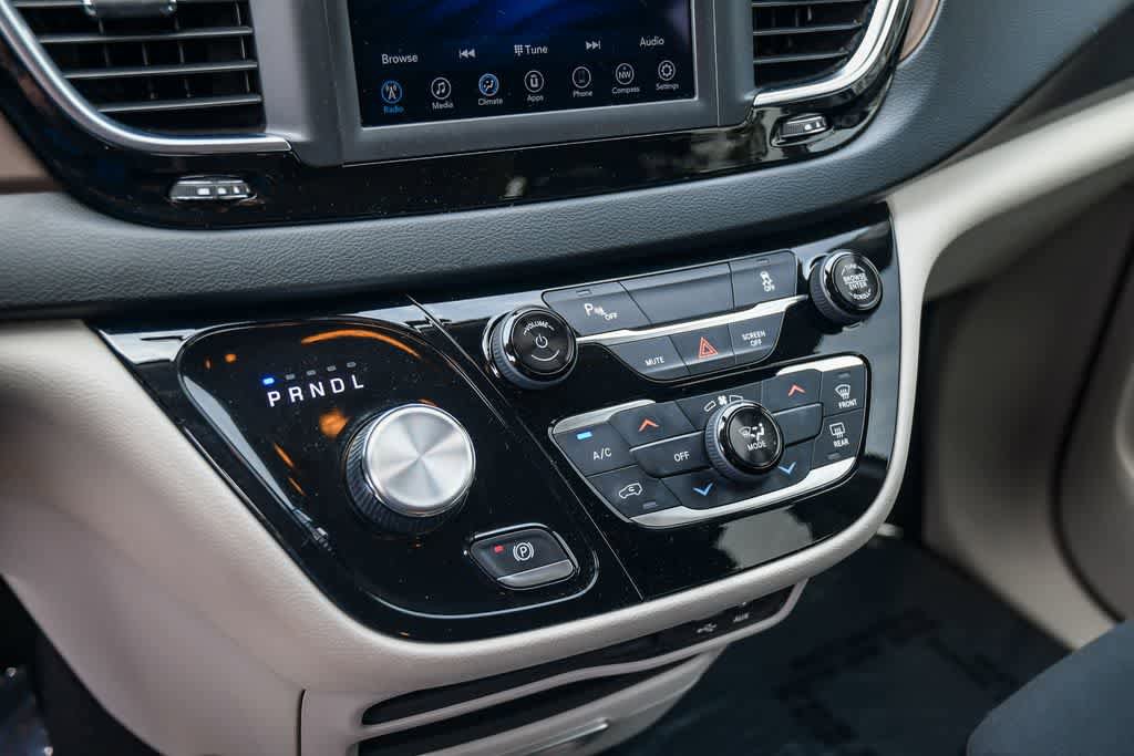 Used 2019 Chrysler Pacifica L FWD image 20